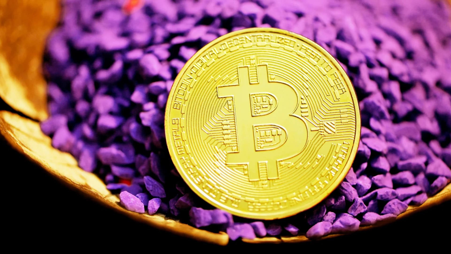 Circle Stock Defies Selloff, Wells Fargo Eyes Crypto