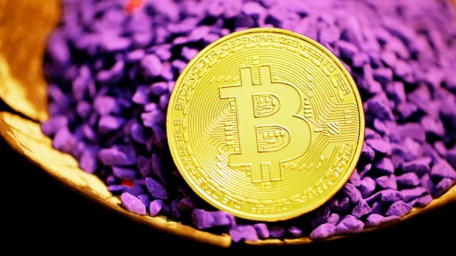 Circle Stock Defies Selloff, Wells Fargo Eyes Crypto