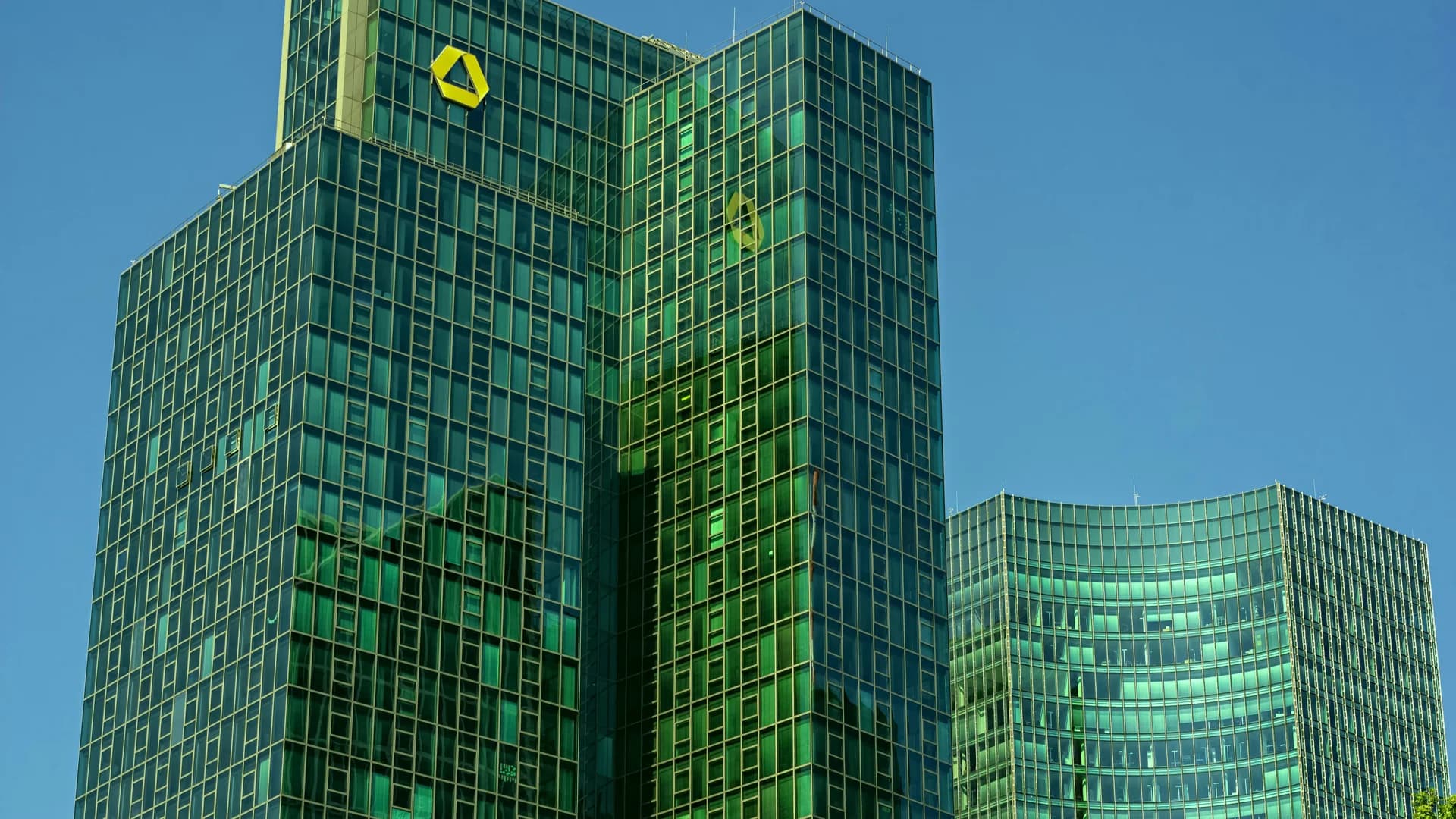 Banks Race to Tokenize Deposits as Onchain Cash Heats Up