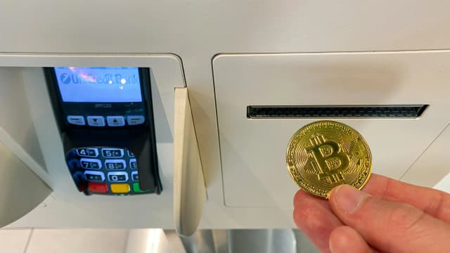 Bitcoin Hashrate Falls After Iran Conflict as HOOD Drops 16%