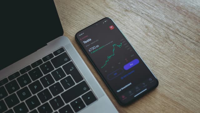 WLFI Drops 14%, Erases $427M in Market Cap