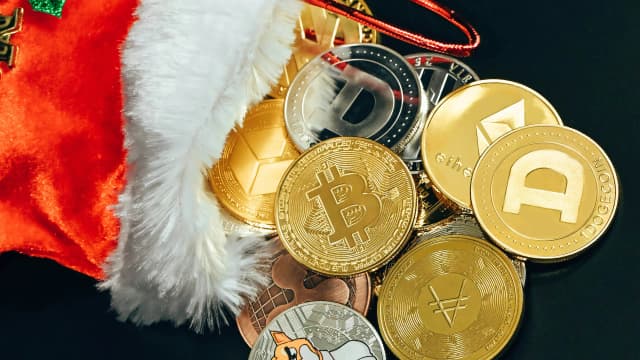 Dogecoin Breakout Watch: Whales Scoop $330 Million as $0.1018 Resistance Holds