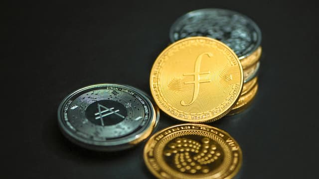 Solana MACD Buy Signal Flashes as SOL Eyes Symmetrical Triangle Breakout to $130