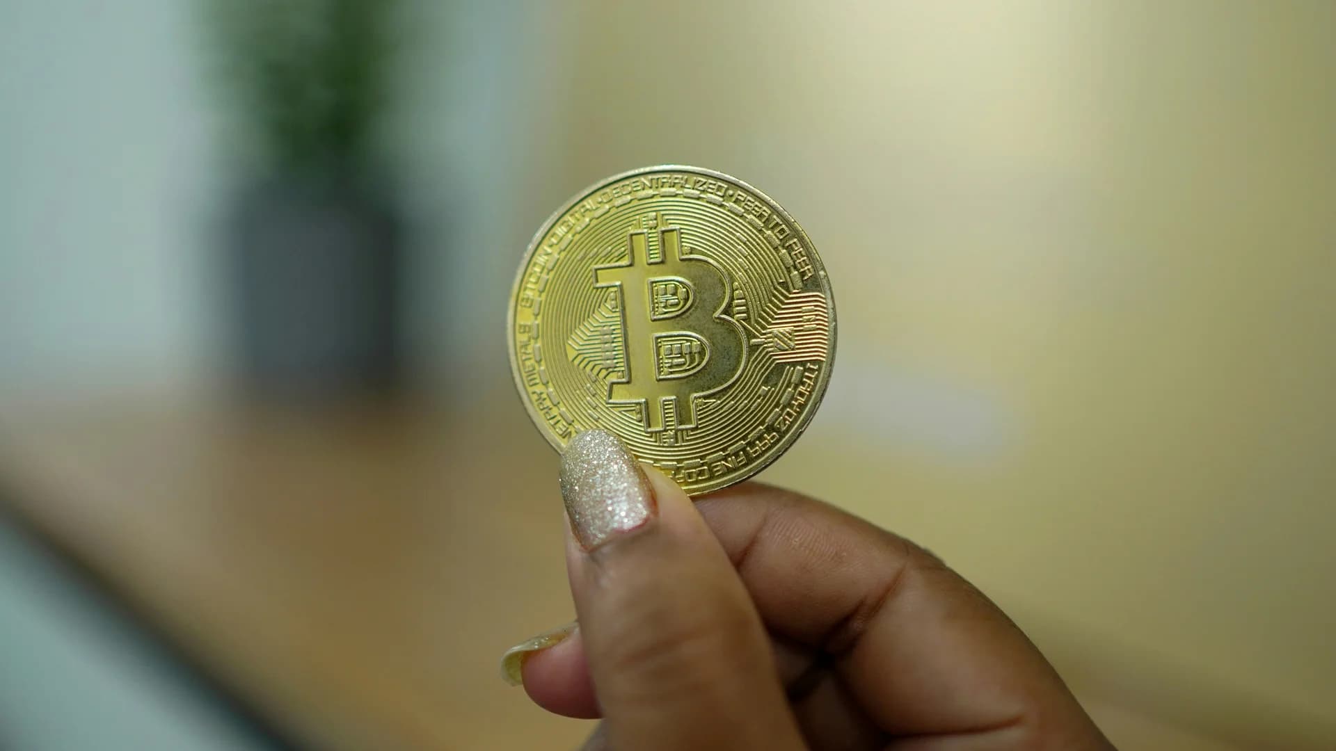 BNB Price Holds at $637 as Bitcoin ETF Inflows Battle Dollar Rebound